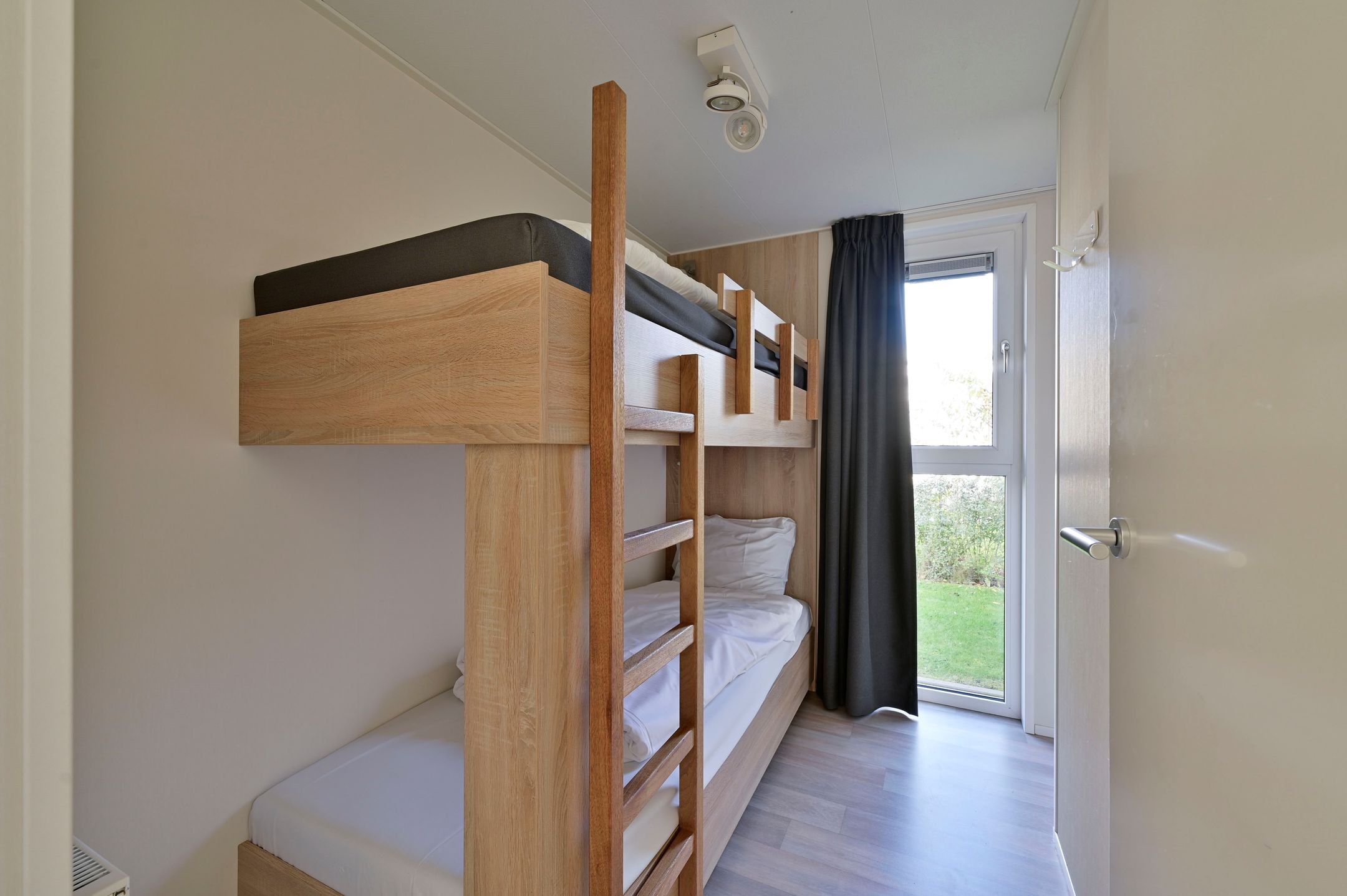 Foto 15 van Zeedijk 24-242