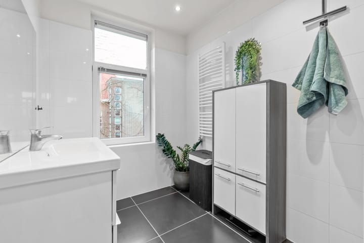 Photo 23 of Naarderstraat 169