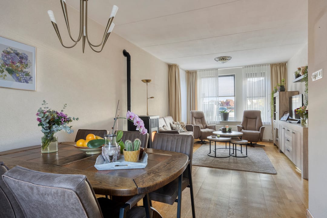 Photo 11 of Burgemeester van Weringstraat 79
