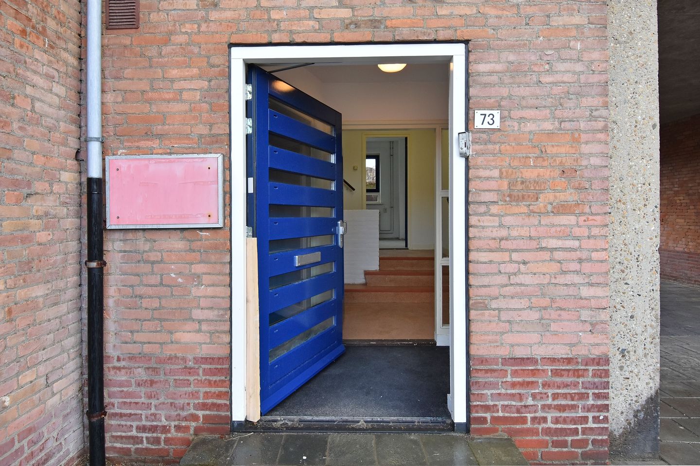 View photo 2 of Douwes Dekkerstraat 73