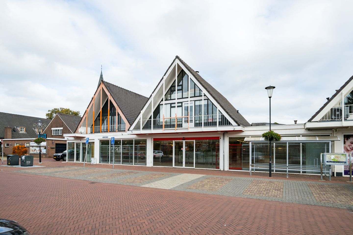 View photo 2 of Koningin Wilhelminaplein 4