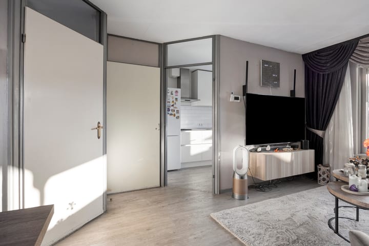 Photo 13 of Ornament 9