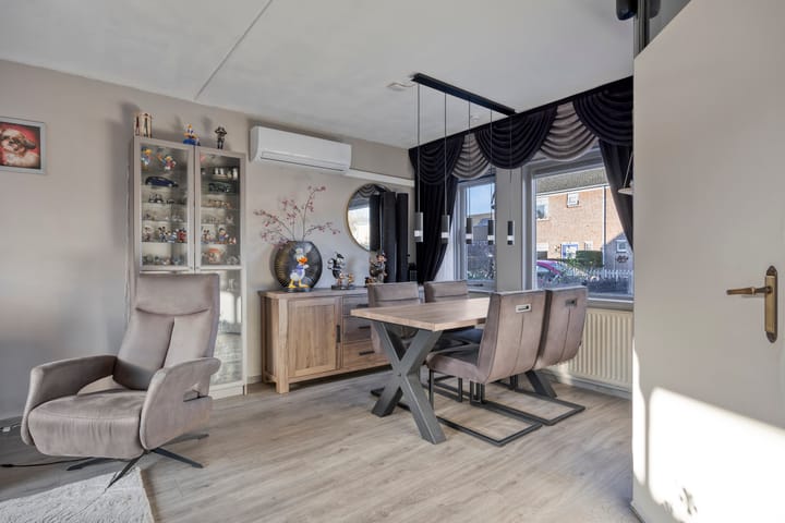 Photo 12 of Ornament 9