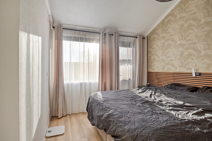 Photo 21 of Ornament 9