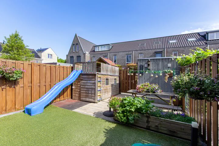 Photo 21 of Madelief 6