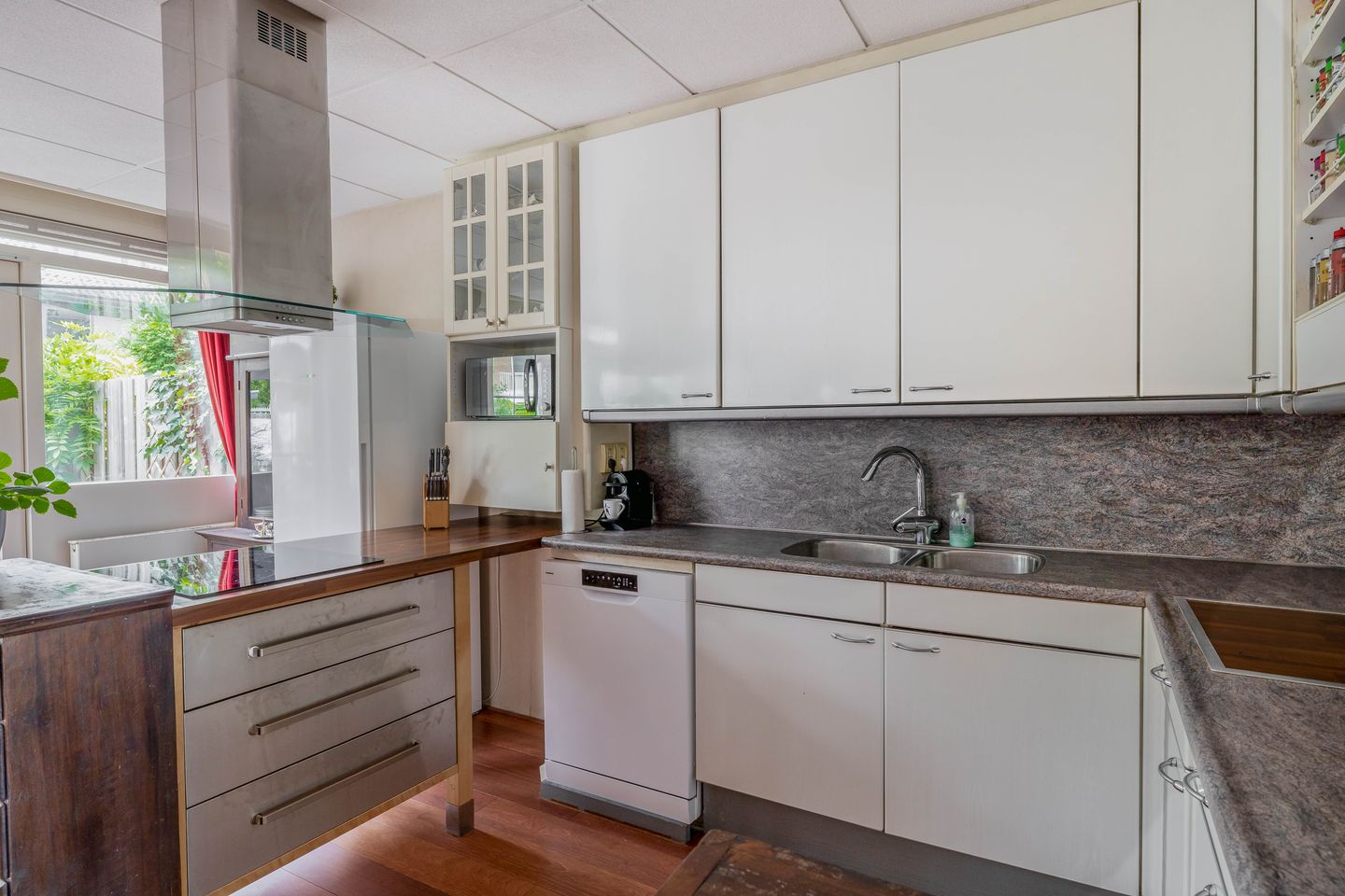 Foto 19 van H Roland Holststraat 11