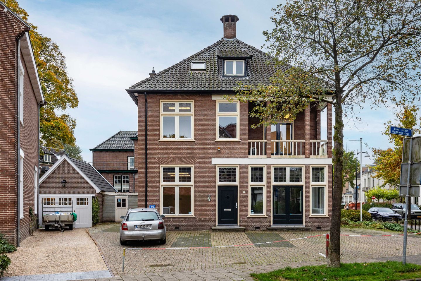 Bekijk foto 4 van Burg. Tutein Noltheniuslaan 2