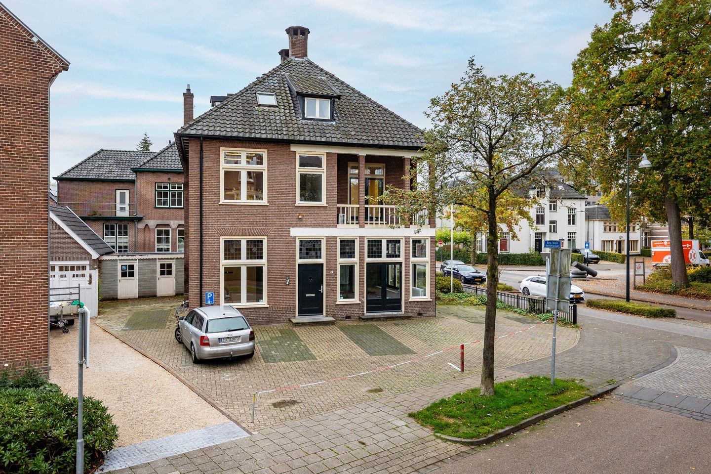 Bekijk foto 5 van Burg. Tutein Noltheniuslaan 2