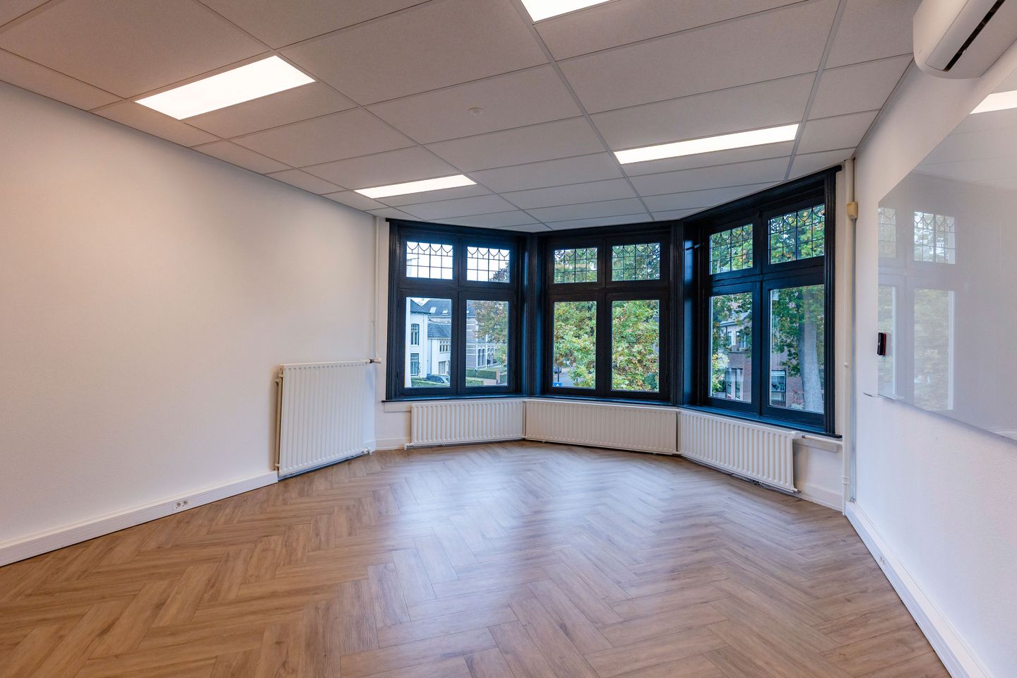 Bekijk foto 3 van Burg. Tutein Noltheniuslaan 2