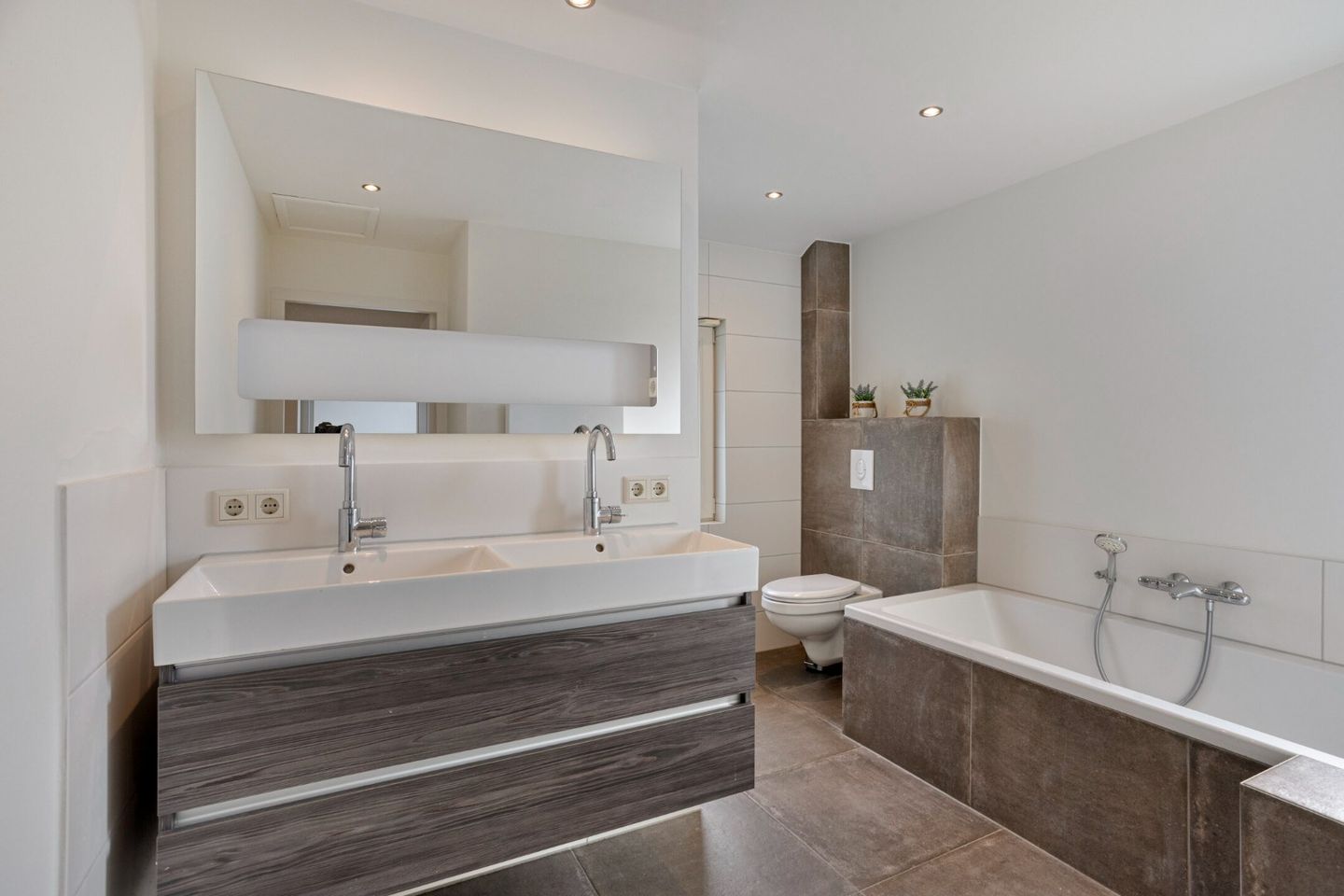 Photo 25 of Nieuwendijk 52