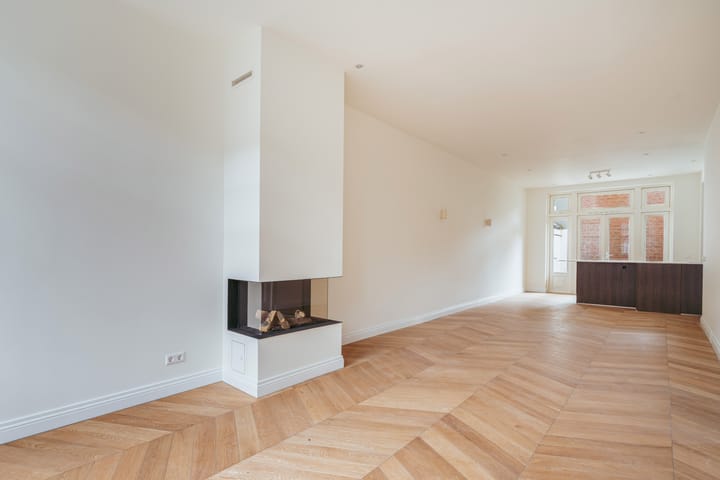 Photo 4 of Emmastraat 15-H