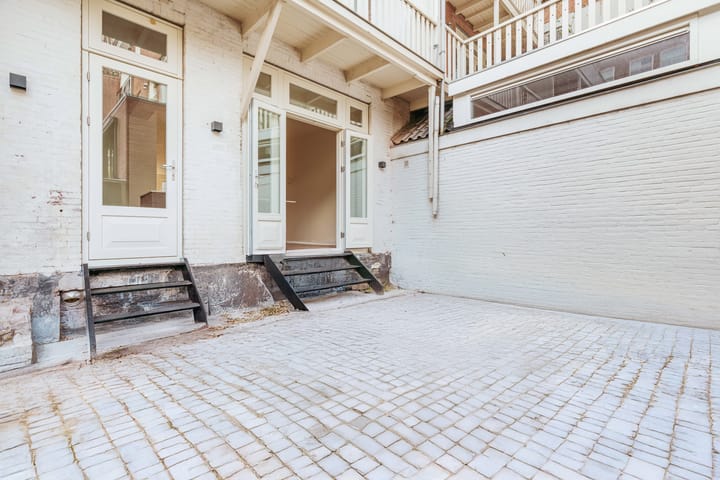 Photo 12 of Emmastraat 15-H