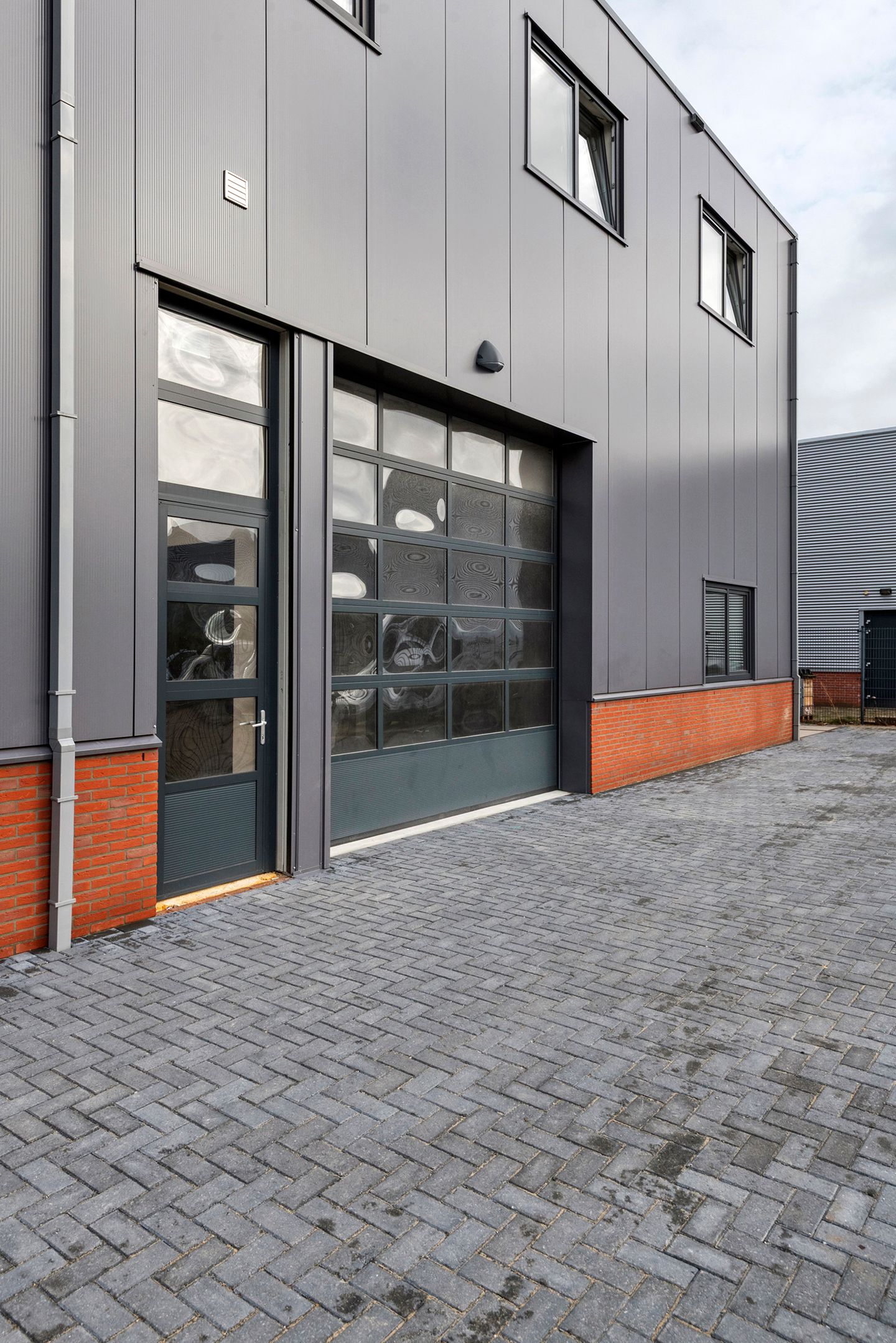 View photo 1 of Bleek 8