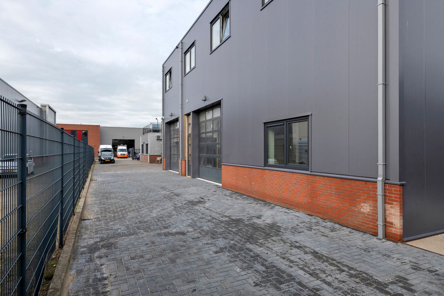 View photo 2 of Bleek 8