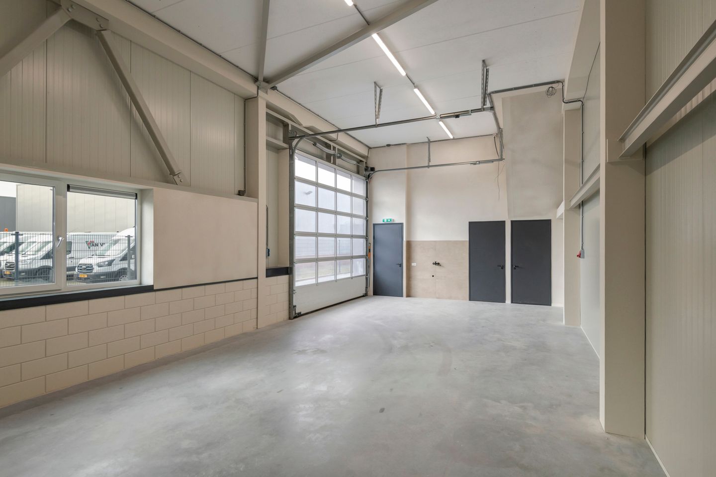 View photo 4 of Bleek 8