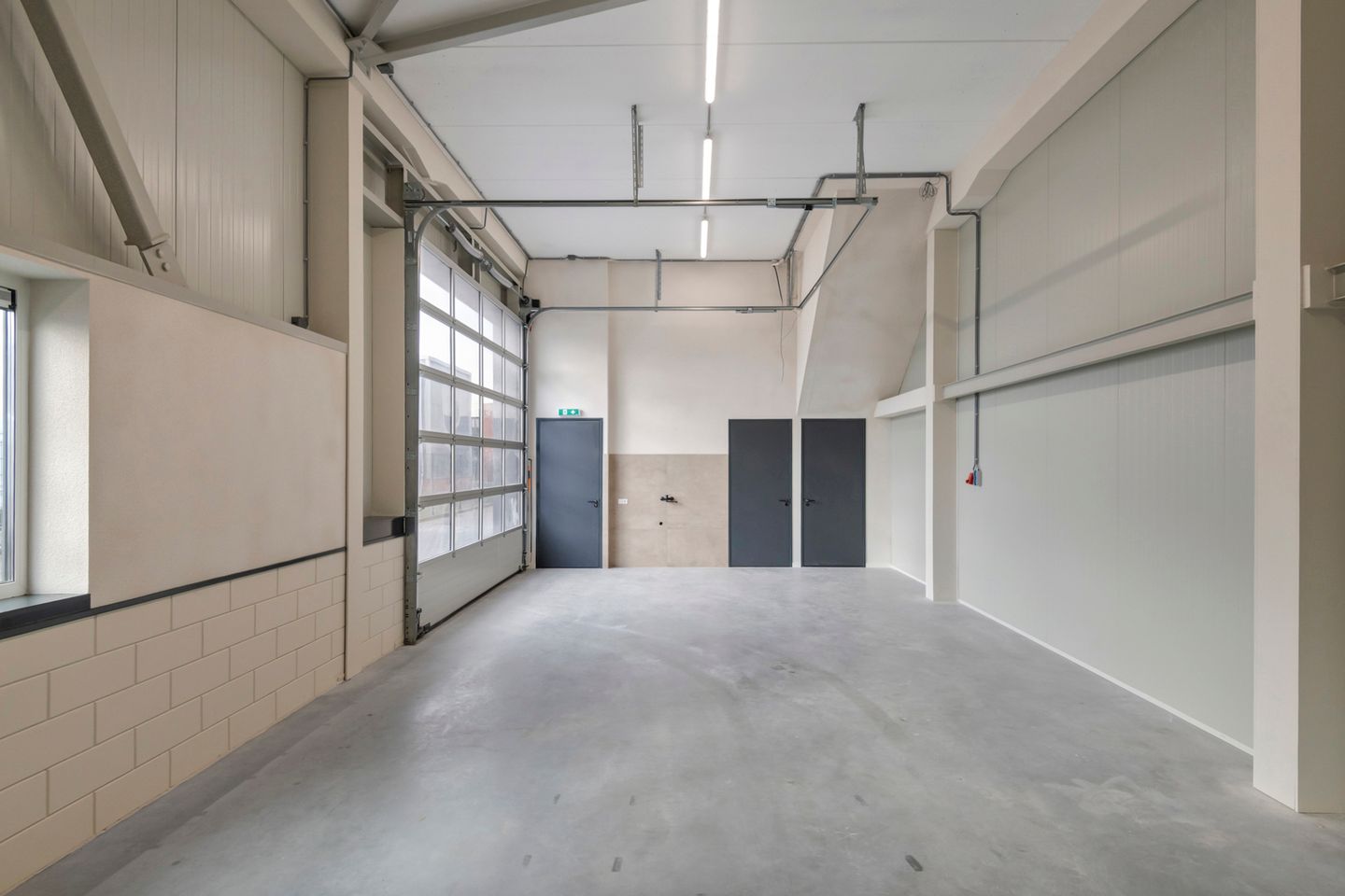 View photo 5 of Bleek 8