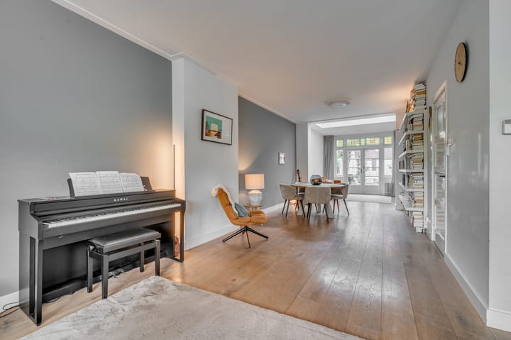 Foto 11 van Pastoor Deckersstraat 1