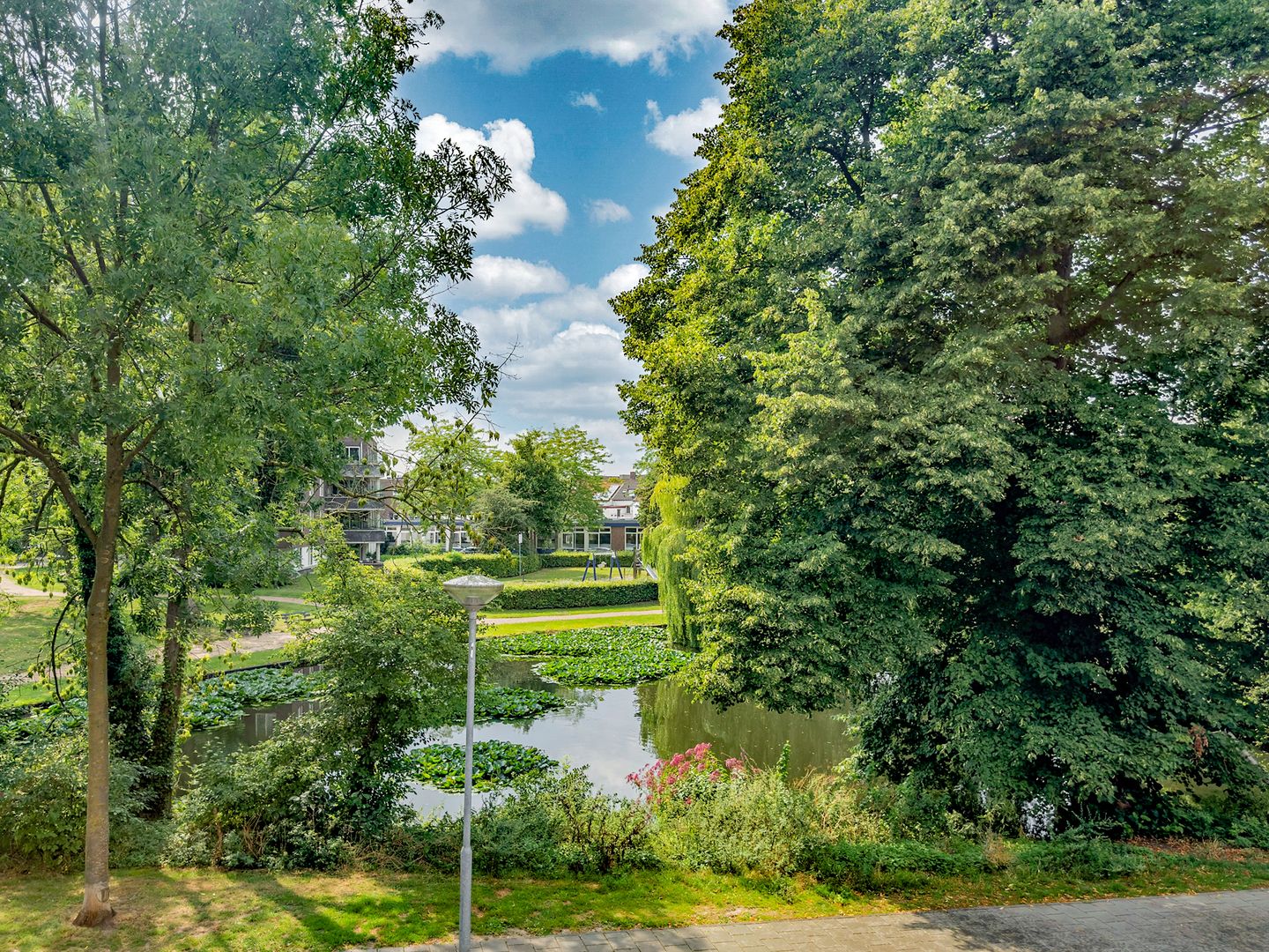 Foto 59 van Pastoor Deckersstraat 1