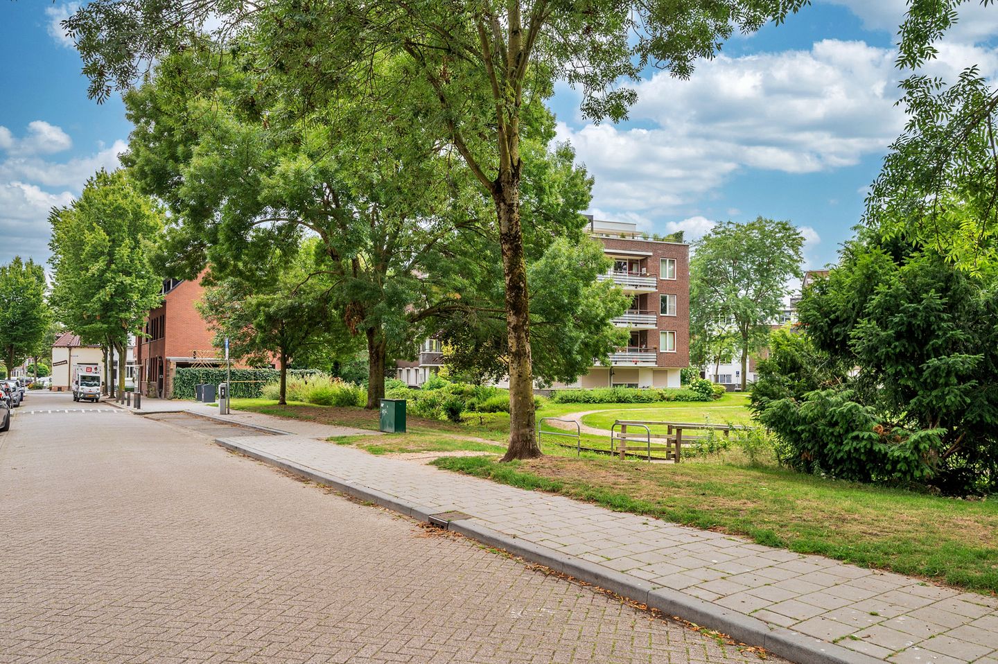 Foto 65 van Pastoor Deckersstraat 1