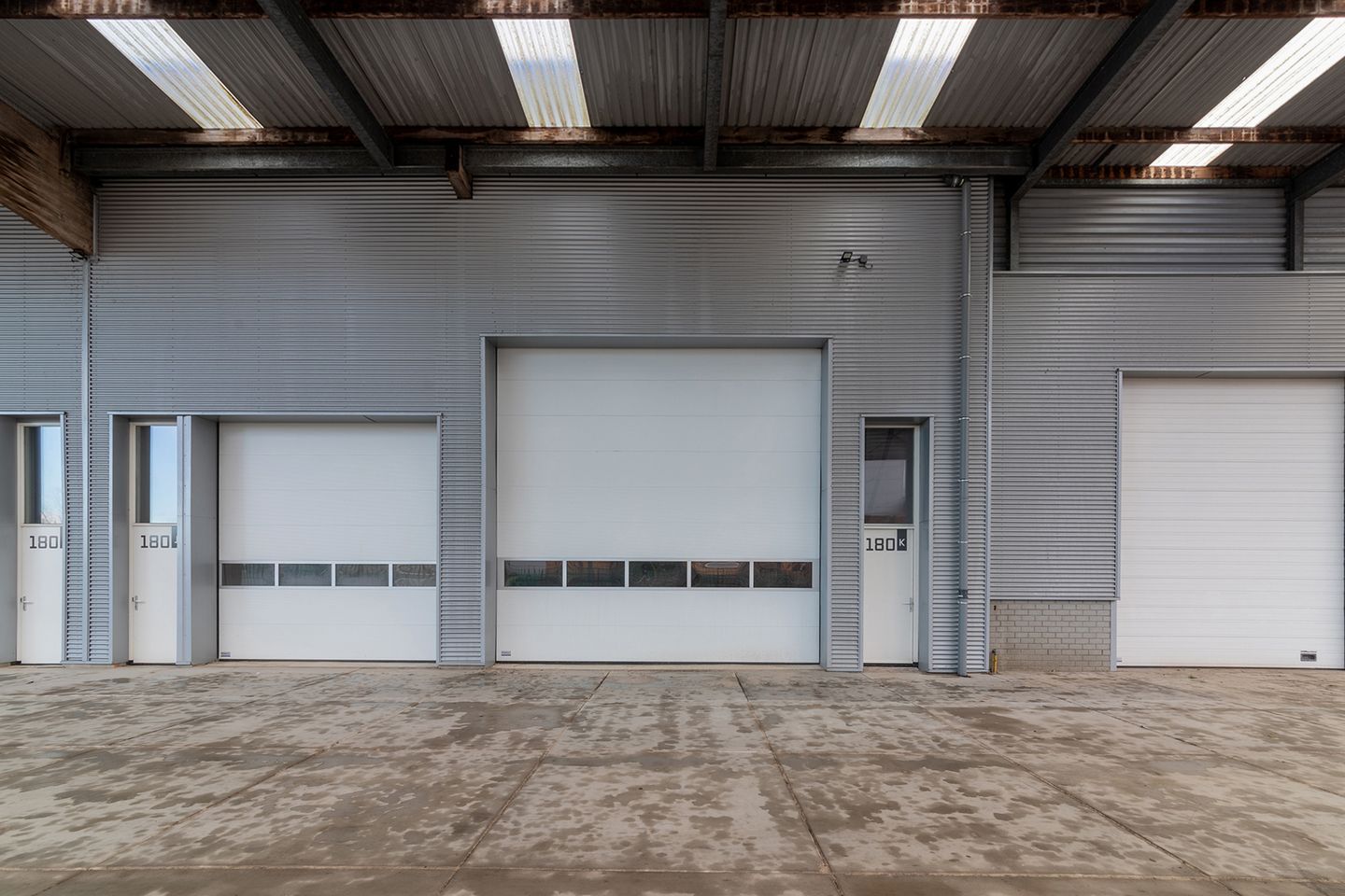 View photo 1 of Van IJsendijkstraat 180-K