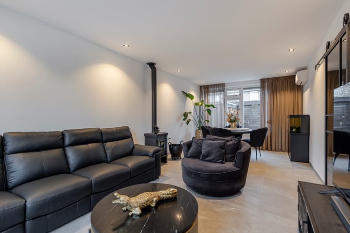 Photo 16 of Warmondstraat 13