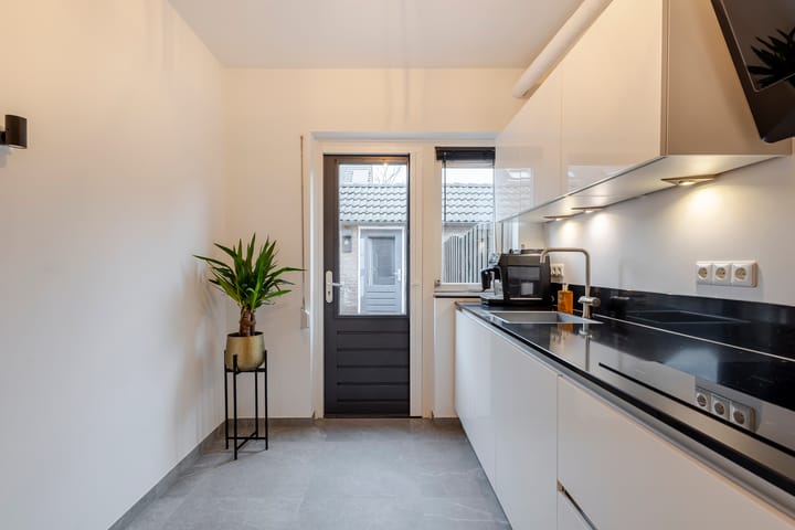 Photo 20 of Warmondstraat 13