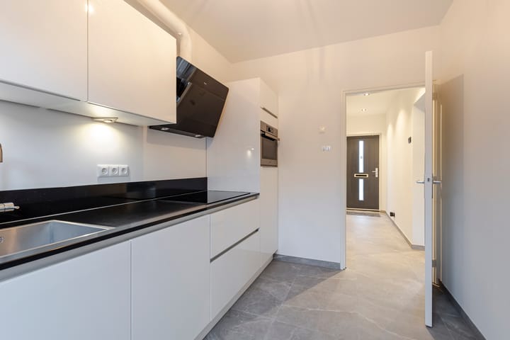 Photo 21 of Warmondstraat 13