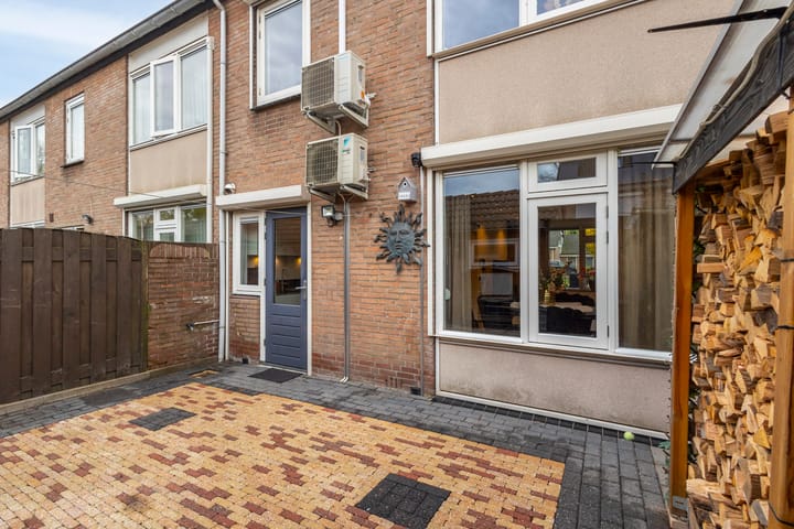 Photo 36 of Warmondstraat 13
