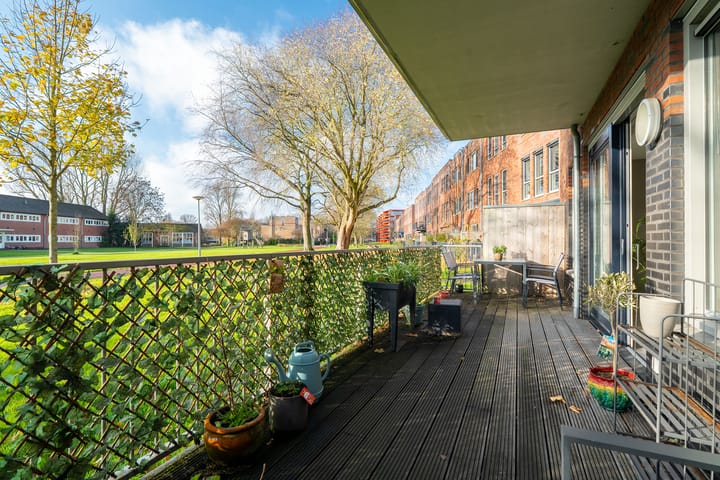 Photo 4 of Antillenstraat 2-5