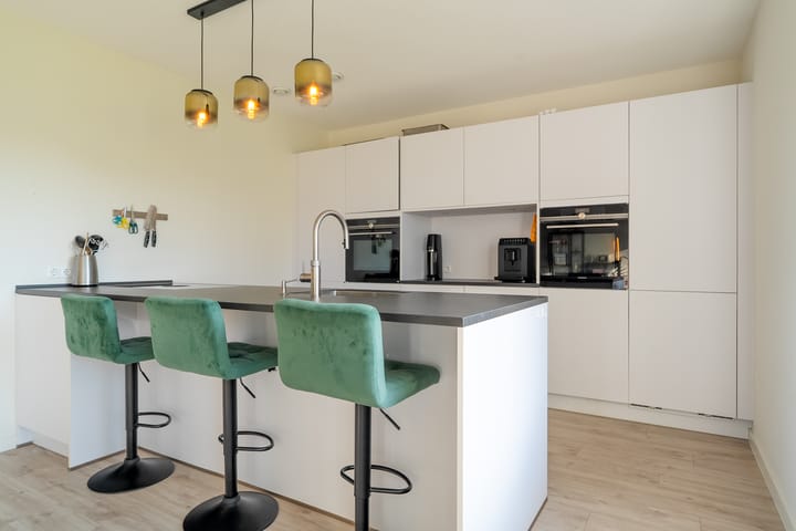 Photo 13 of Antillenstraat 2-5