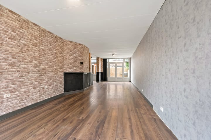 Photo 3 of Elise van Calcarstraat 49