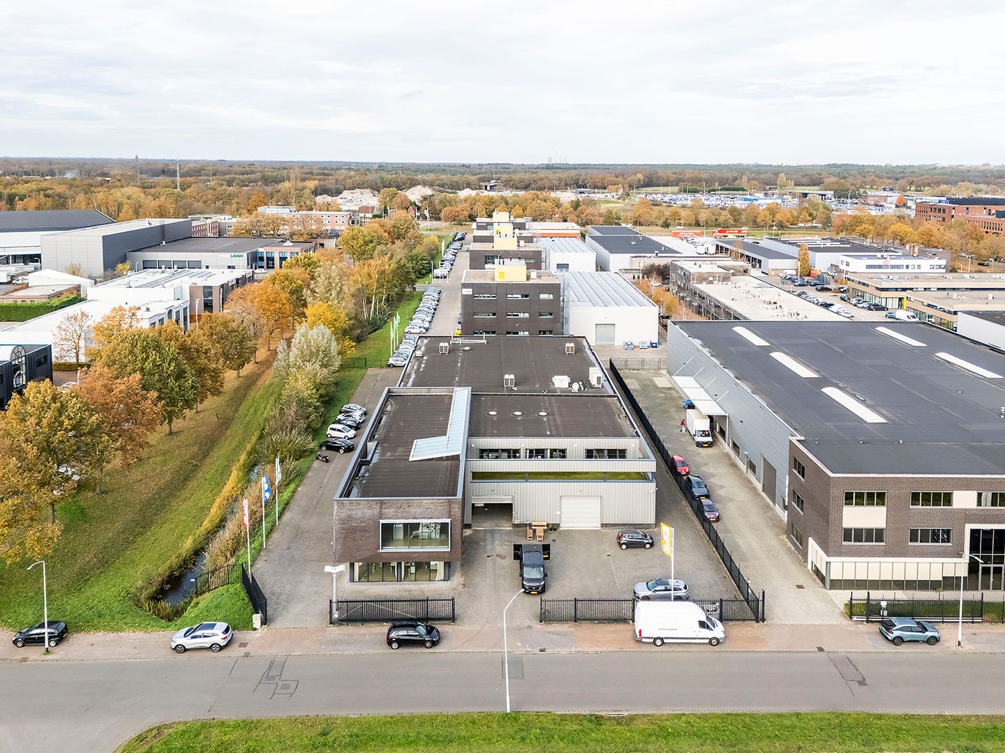 View photo 4 of Minervum 7250