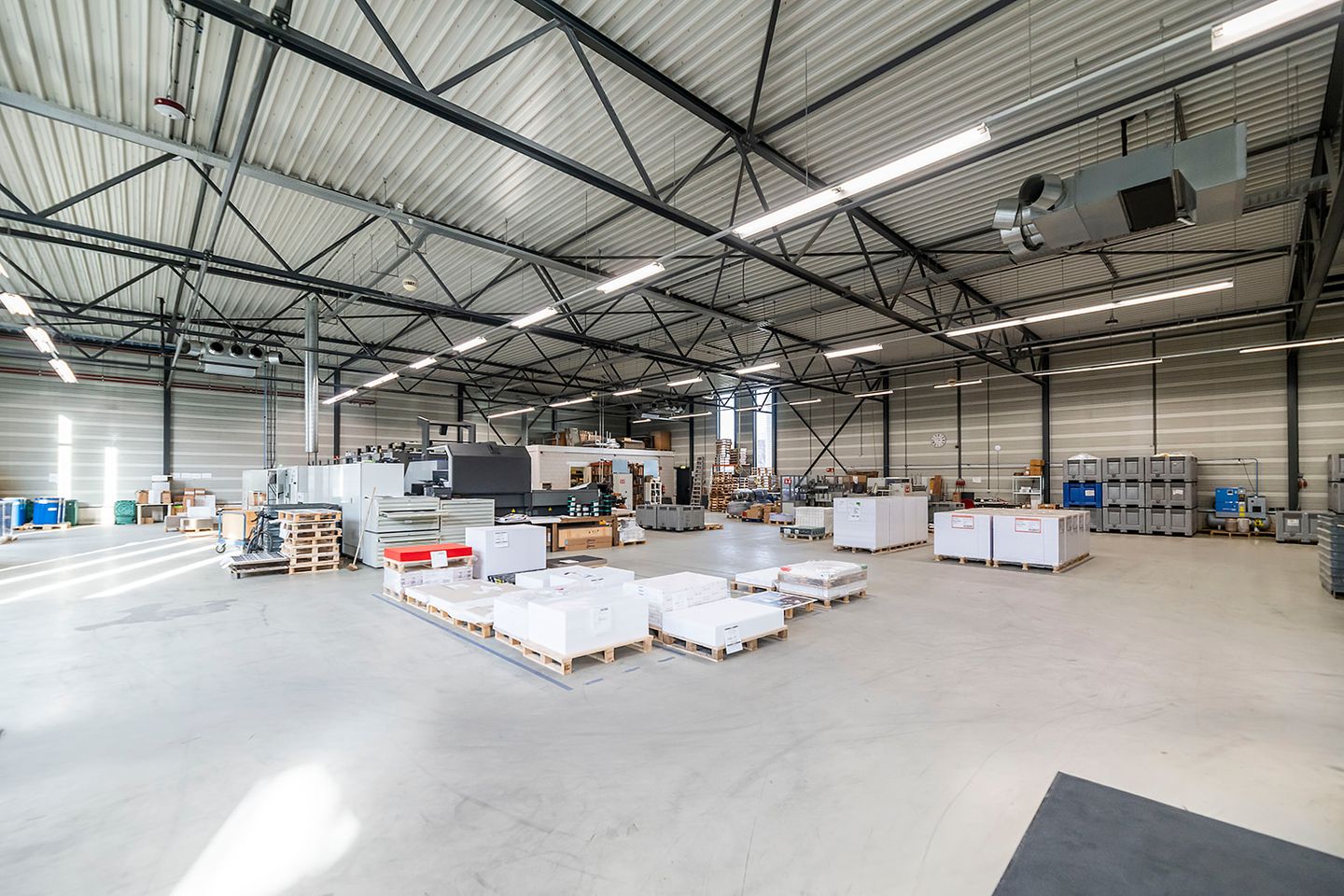 View photo 3 of Minervum 7250