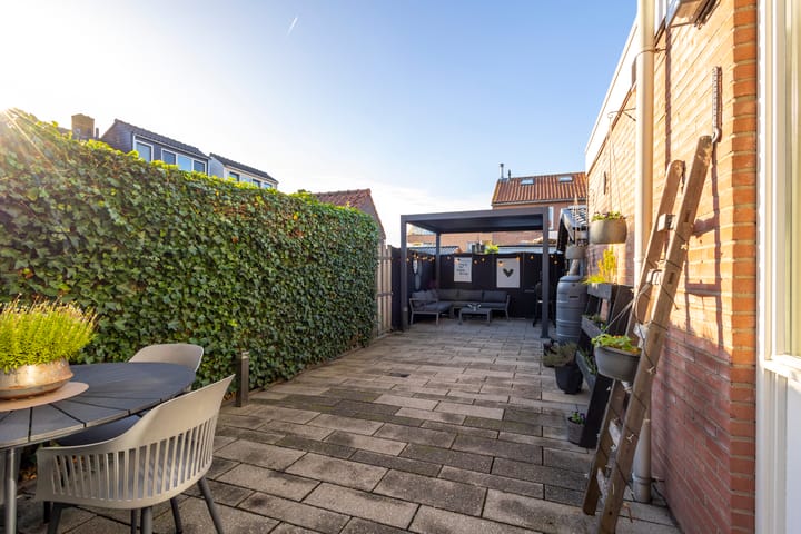 Photo 30 of Van Ruysdaelstraat 2