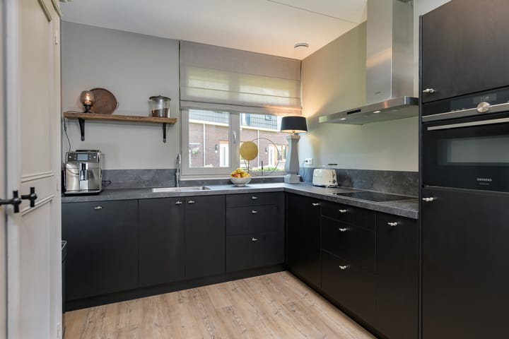 Photo 12 of Dokter J. van Heuvenweg 32