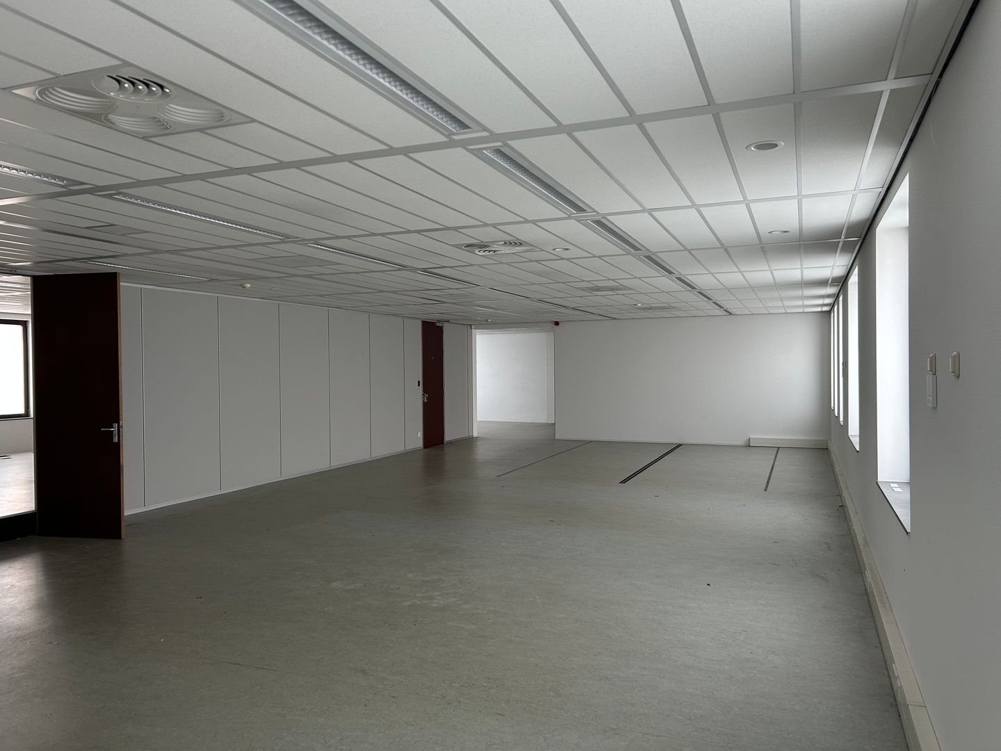 View photo 2 of De Bouw 87