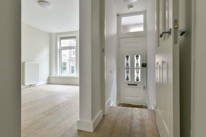 Photo 2 of Van Oldenbarneveldtstraat 28-H