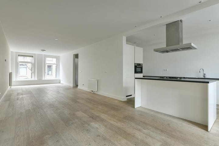 Photo 3 of Van Oldenbarneveldtstraat 28-H