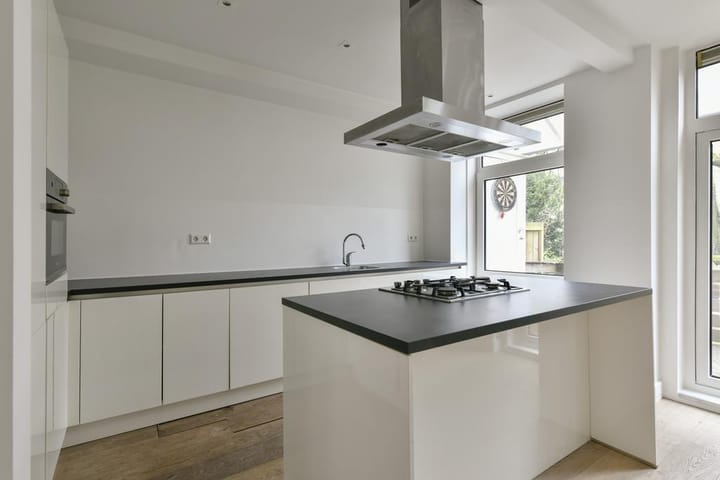 Photo 4 of Van Oldenbarneveldtstraat 28-H