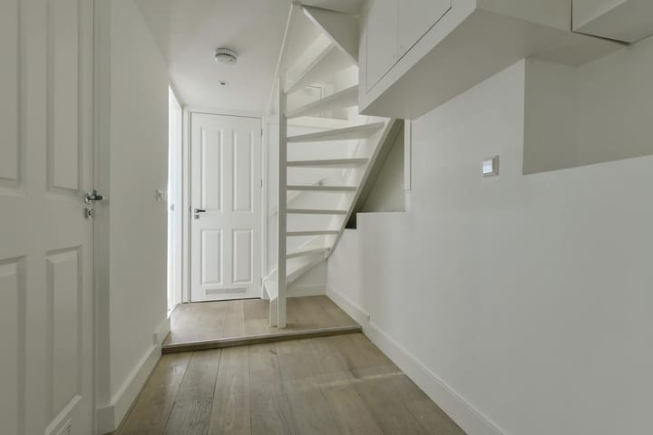 Photo 7 of Van Oldenbarneveldtstraat 28-H