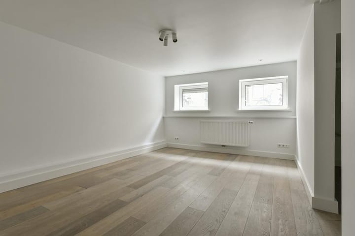 Photo 9 of Van Oldenbarneveldtstraat 28-H