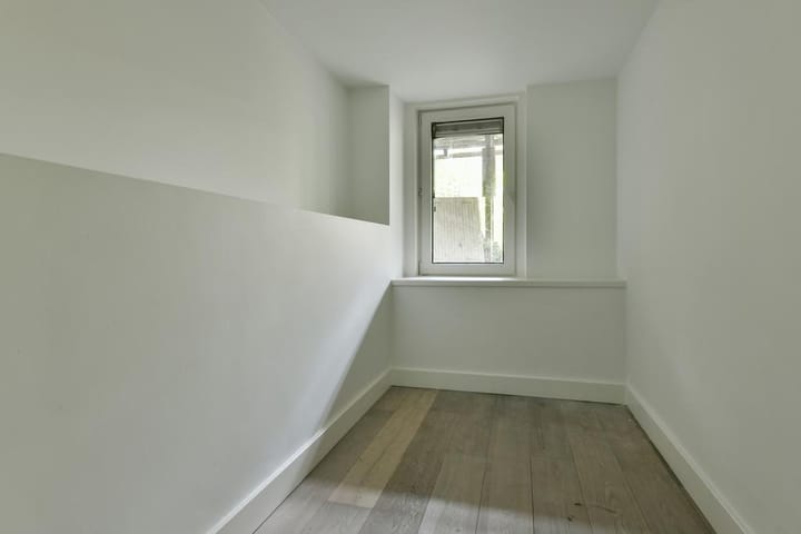 Photo 11 of Van Oldenbarneveldtstraat 28-H