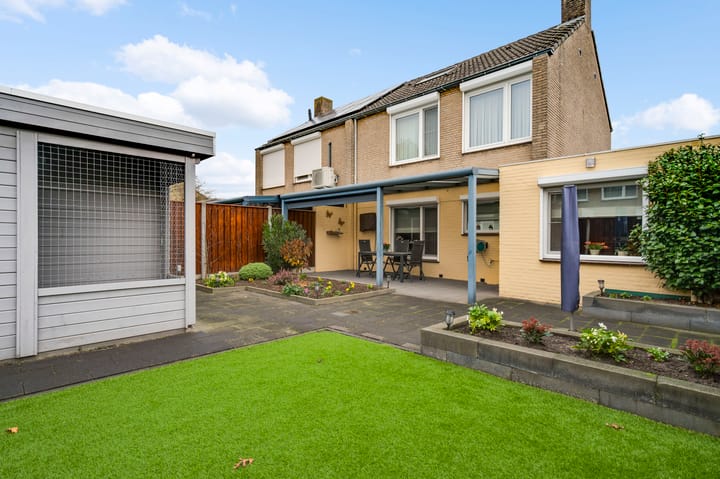 Photo 2 of Esdoornstraat 3