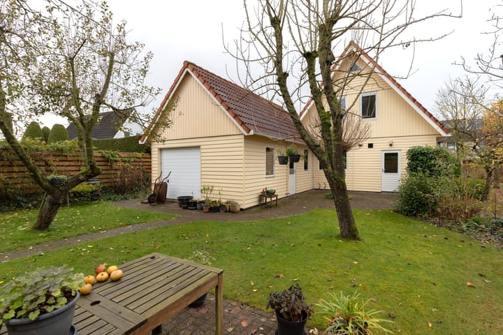 Photo 2 of Dotterbloem 1