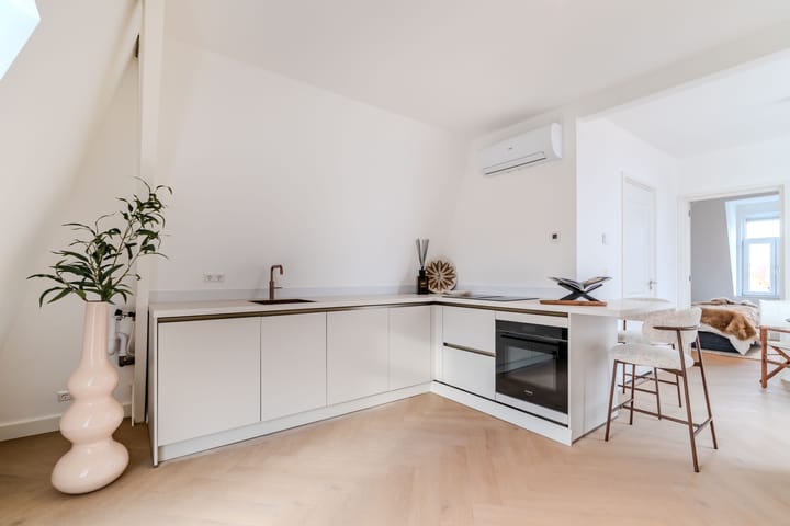 Photo 2 of Westerbaenstraat 2-2