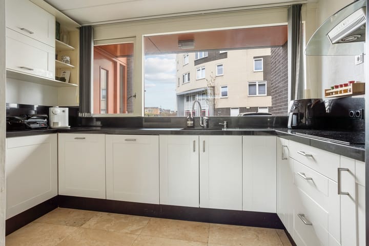 Photo 4 of Poortugaalstraat 27