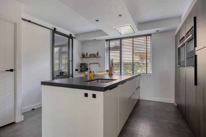 Photo 11 of Bernhardstraat 12