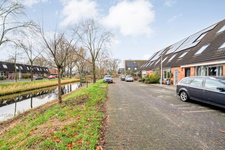 Photo 3 of Donker Curtiusware 32