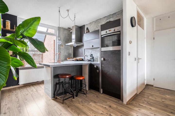 Photo 10 of Donker Curtiusware 32