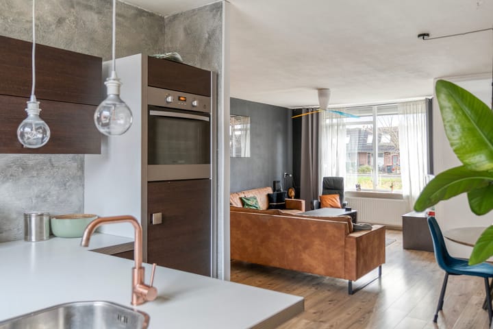 Photo 13 of Donker Curtiusware 32